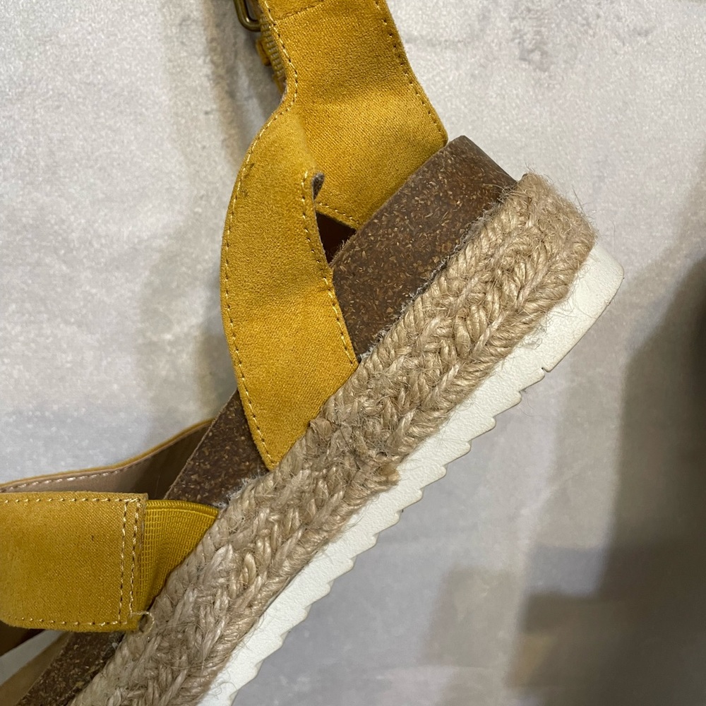 Universal Thread sandals size 6.5 - Picture 3 of 3